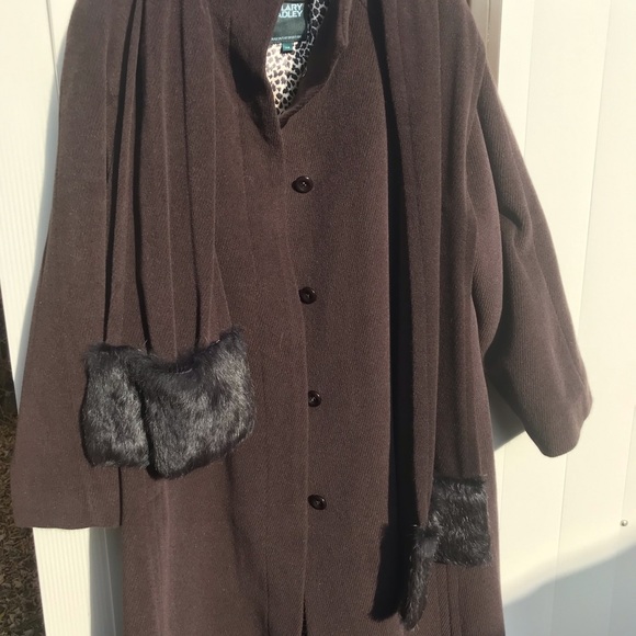 Meet your Posher, Mary Anne - Picture 5 of 5